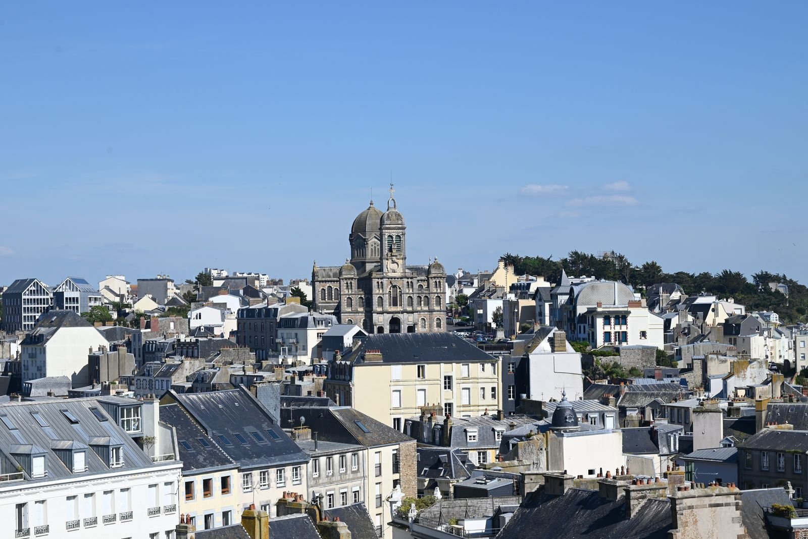 Vue aérienne du Havre, la trame orthogonale du centre reconstruit et le port au fond.
