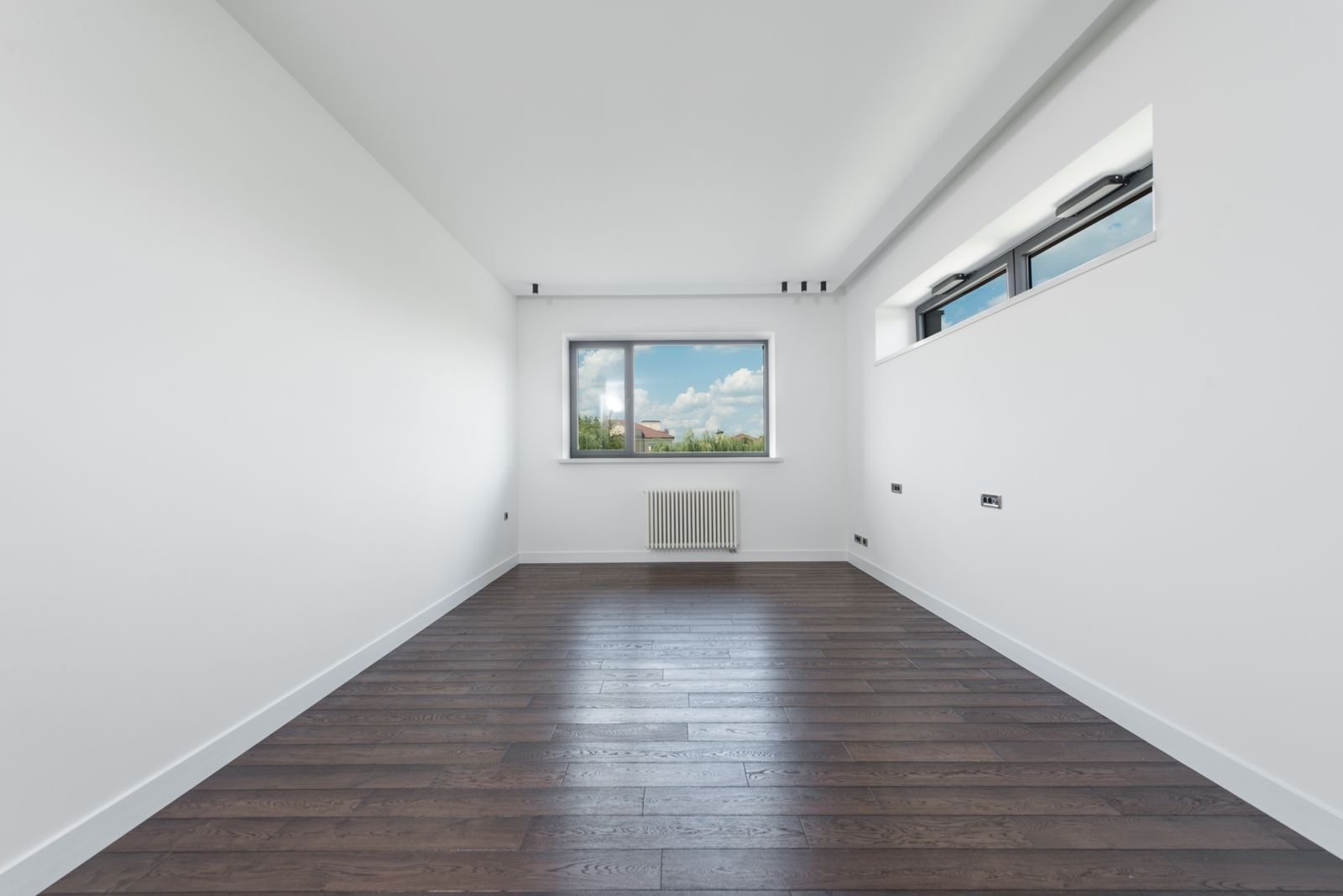 Logement vidé et remis en état Pièce vide aux murs blancs et au parquet clair, prête à être relouée.